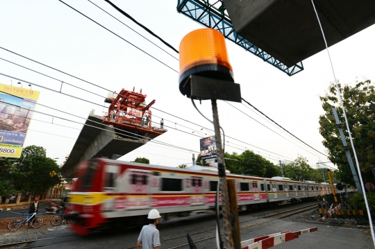 Penutupan jalur perlintasan kereta Patal Senayan