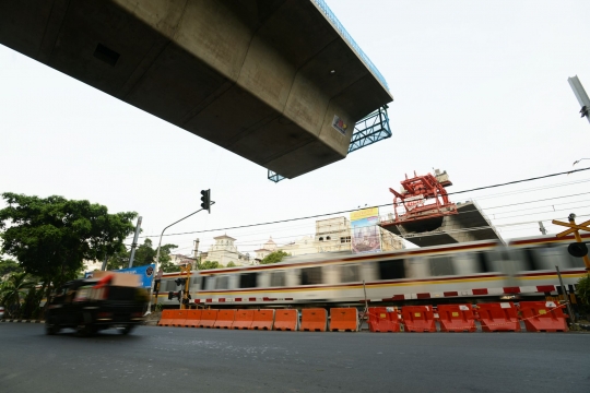 Penutupan jalur perlintasan kereta Patal Senayan