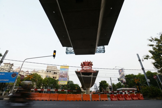 Penutupan jalur perlintasan kereta Patal Senayan