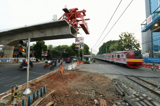 Penutupan jalur perlintasan kereta Patal Senayan