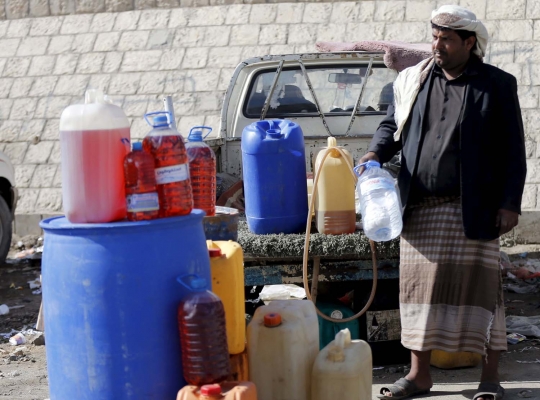 Kisah pedagang bensin eceran di tengah konflik Yaman