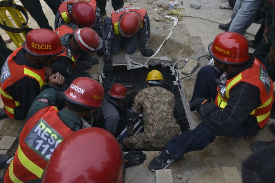 Bangunan pabrik ambruk di Pakistan, belasan tewas tertimbun