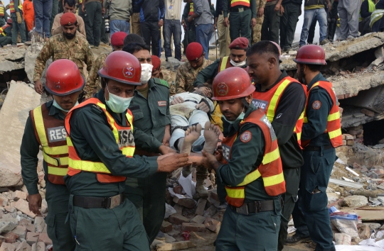 Bangunan pabrik ambruk di Pakistan, belasan tewas tertimbun