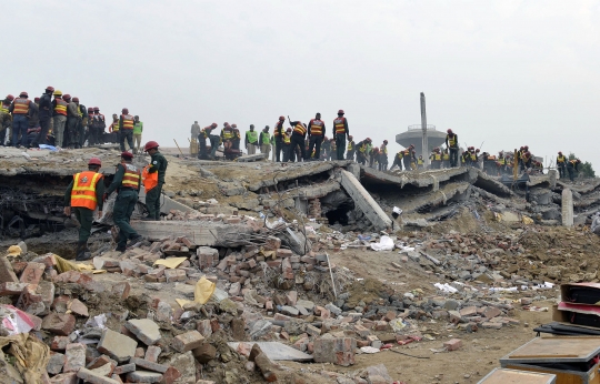 Bangunan pabrik ambruk di Pakistan, belasan tewas tertimbun