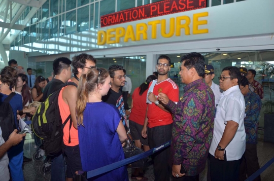 Wagub Bali tengok ribuan penumpang terlantar di Bandara Ngurah Rai