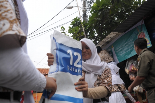 Aksi pelajar turunkan spanduk iklan rokok di warung dekat sekolah