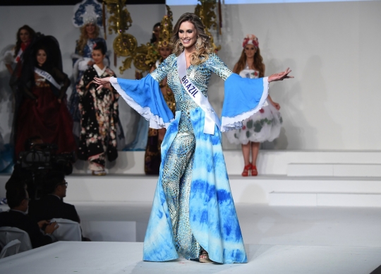 Pose cantik para kontestan Miss International dalam gaun tradisional