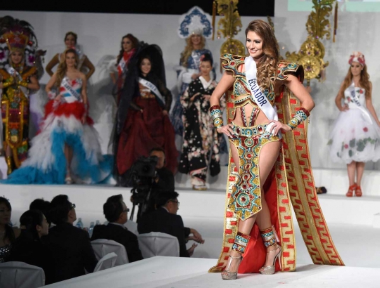 Pose cantik para kontestan Miss International dalam gaun tradisional