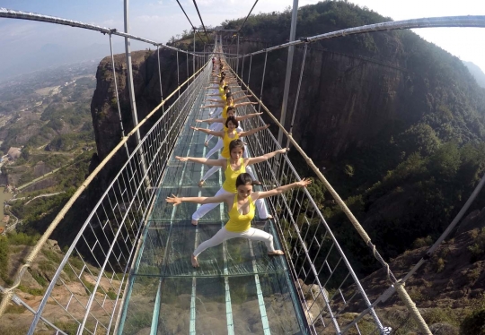 Aksi ekstrem 100 wanita cantik berlatih yoga di jembatan kaca