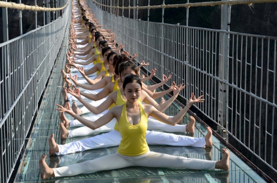 Aksi ekstrem 100 wanita cantik berlatih yoga di jembatan kaca