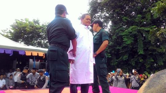 Tiga penjudi sabung ayam dihukum cambuk di depan umum
