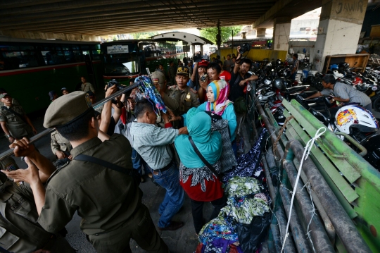 Membandel, Satpol PP tertibkan PKL trotoar Tanah Abang