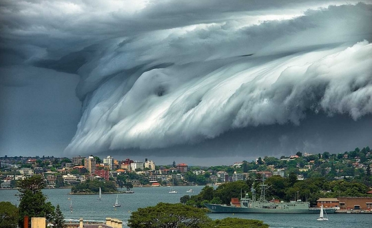 Ini fenomena badai awan mirip tsunami di Sydney yang bikin heboh