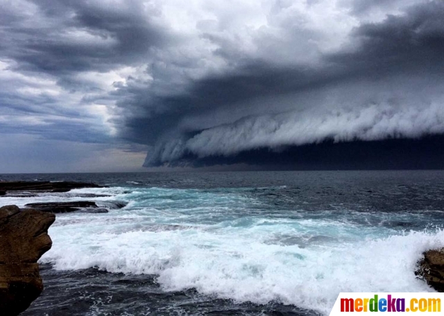 fenomena alam yang langka di indonesia Foto Ini fenomena badai awan mirip tsunami di Sydney 