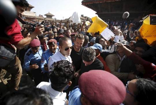 Keceriaan David Beckham main bola dengan anak-anak di Nepal