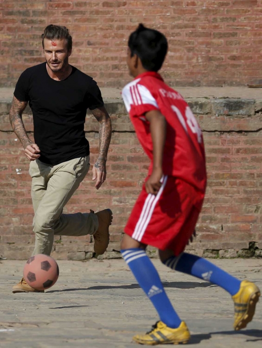 Keceriaan David Beckham main bola dengan anak-anak di Nepal