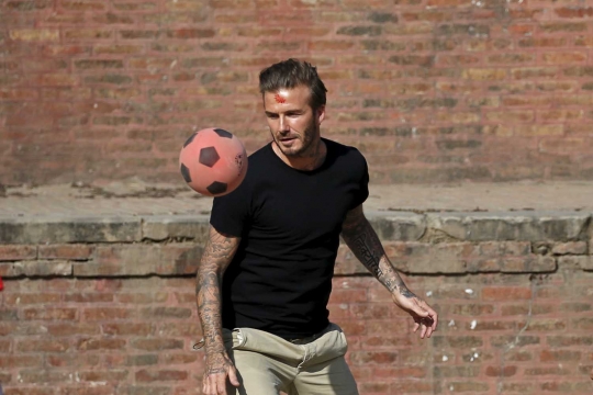 Keceriaan David Beckham main bola dengan anak-anak di Nepal