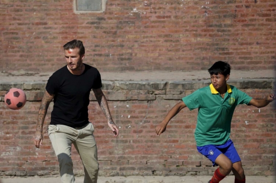 Keceriaan David Beckham main bola dengan anak-anak di Nepal