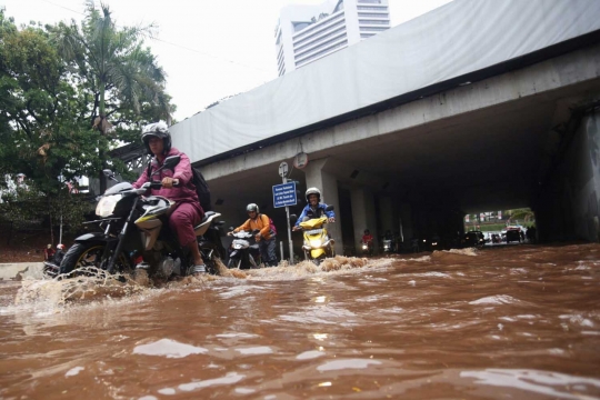 Diguyur hujan lebat, terowongan Dukuh Atas banjir setinggi 40 cm