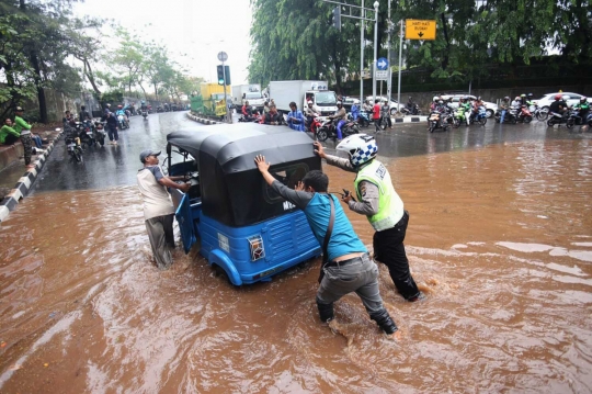 Diguyur hujan lebat, terowongan Dukuh Atas banjir setinggi 40 cm