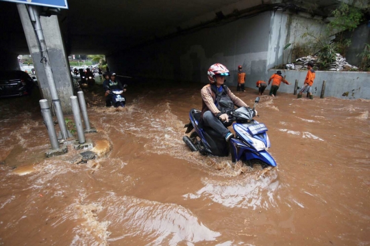 Diguyur hujan lebat, terowongan Dukuh Atas banjir setinggi 40 cm