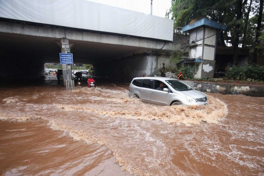 Diguyur hujan lebat, terowongan Dukuh Atas banjir setinggi 40 cm