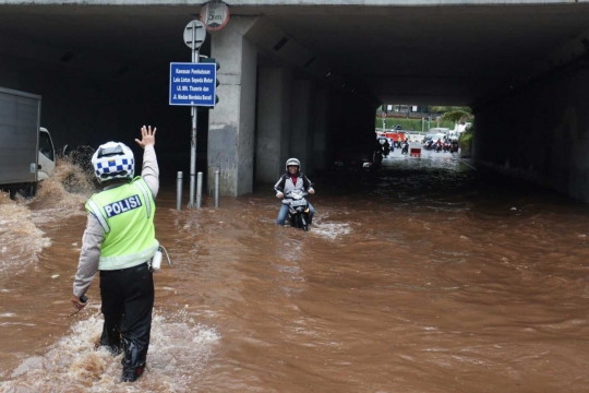 Diguyur hujan lebat, terowongan Dukuh Atas banjir setinggi 40 cm