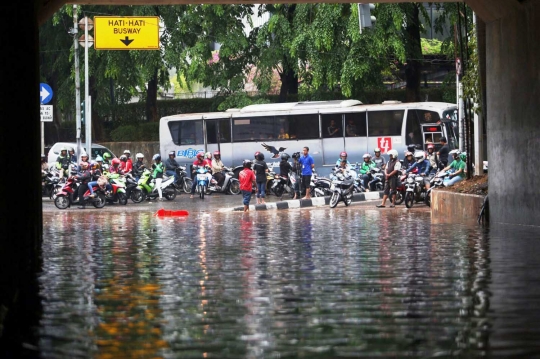 Diguyur hujan lebat, terowongan Dukuh Atas banjir setinggi 40 cm