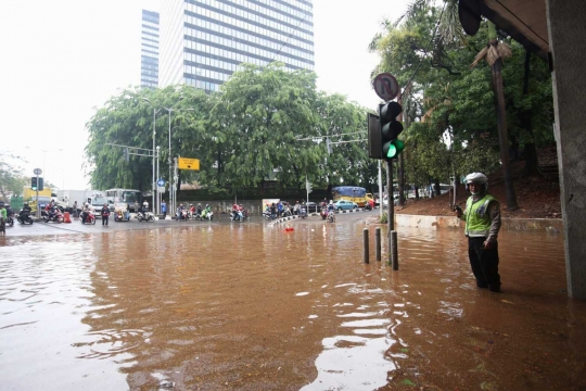 Diguyur hujan lebat, terowongan Dukuh Atas banjir setinggi 40 cm