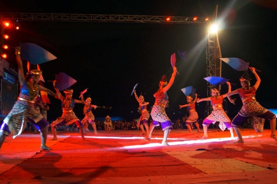 Tari Dewi Songgo Langit dan Kuda Lumping ramaikan Grebeg Suro Kediri
