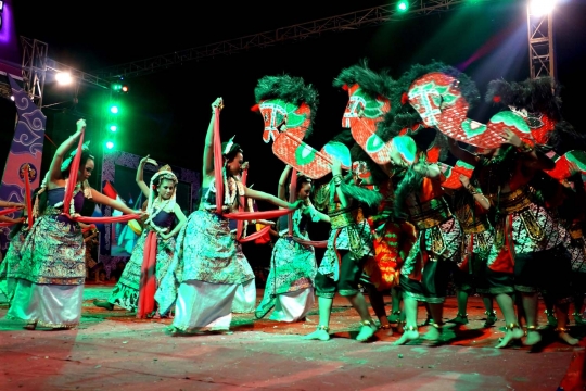 Tari Dewi Songgo Langit dan Kuda Lumping ramaikan Grebeg Suro Kediri