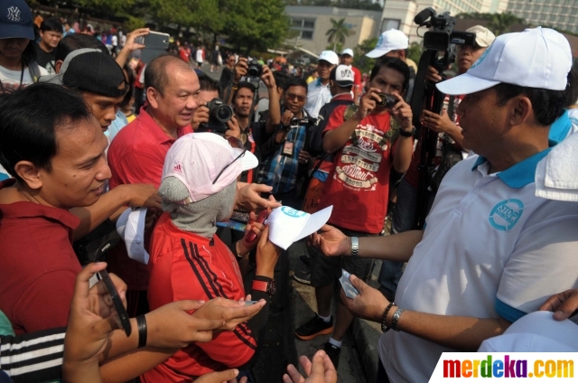 Foto Kampanye anti narkoba Budi Waseso bagi bagi topi 