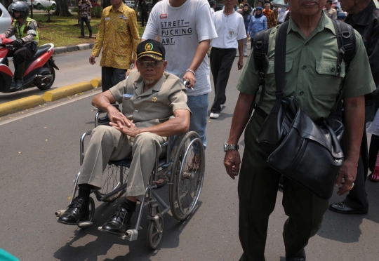 Pakai kursi roda, para veteran demo tolak RPP rumah negara