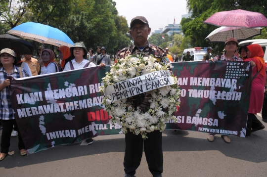 Pakai kursi roda, para veteran demo tolak RPP rumah negara