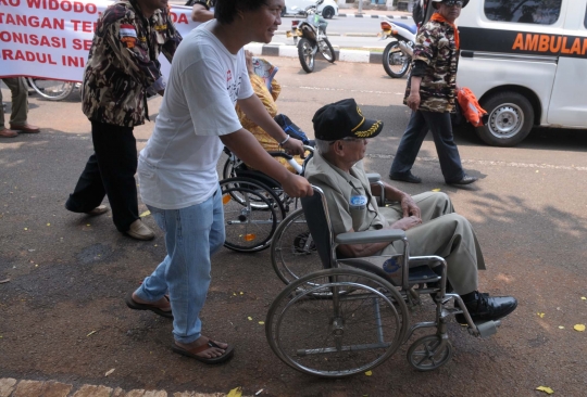 Pakai kursi roda, para veteran demo tolak RPP rumah negara