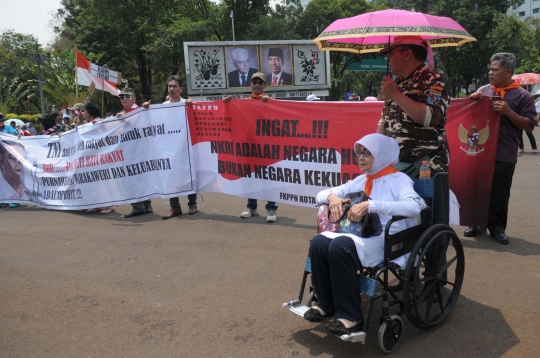 Pakai kursi roda, para veteran demo tolak RPP rumah negara