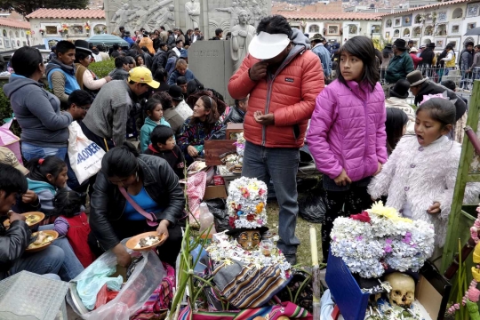 Menyaksikan angkernya Hari Tengkorak di Bolivia