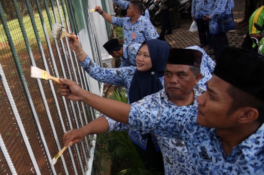 Aksi ratusan PNS gotong royong ngecat pagar Monas
