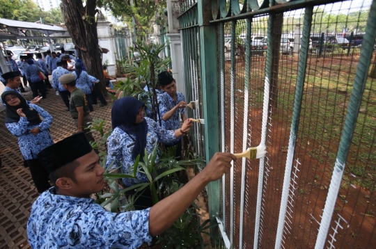 Aksi ratusan PNS gotong royong ngecat pagar Monas