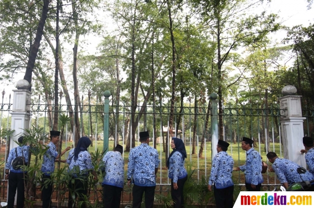 Foto : Aksi ratusan PNS gotong royong ngecat pagar Monas 