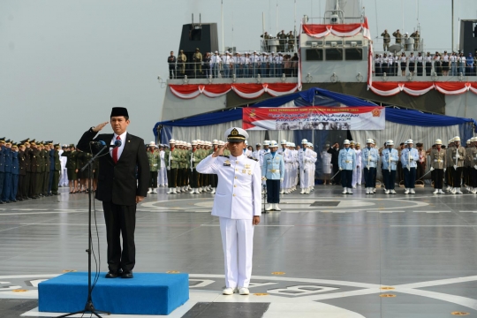 Tabur bunga peringati Hari Pahlawan di Teluk Jakarta