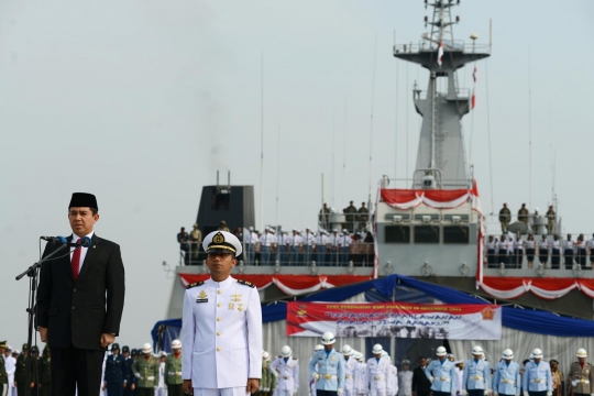 Tabur bunga peringati Hari Pahlawan di Teluk Jakarta