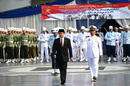 Tabur bunga peringati Hari Pahlawan di Teluk Jakarta