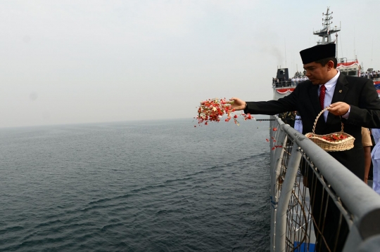 Tabur bunga peringati Hari Pahlawan di Teluk Jakarta