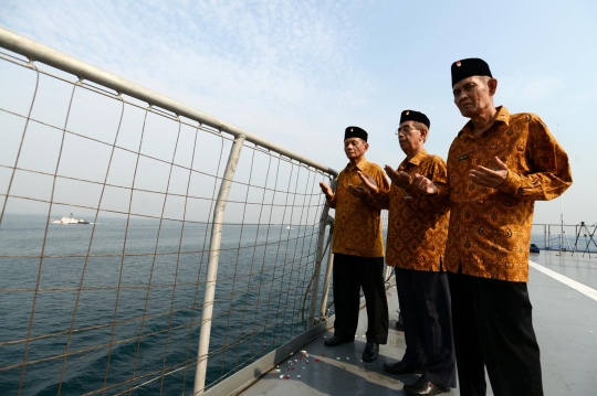 Tabur bunga peringati Hari Pahlawan di Teluk Jakarta