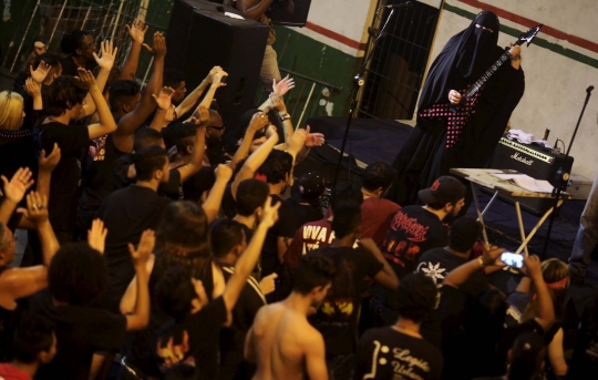 Wanita bercadar di Brasil gelar konser metal untuk pengungsi Suriah