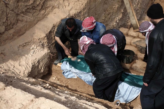 Korban perang makin banyak, warga Suriah bangun kuburan berlapis
