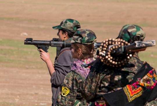 Senyum manis pejuang wanita Kurdi di tengah peperangan melawan ISIS