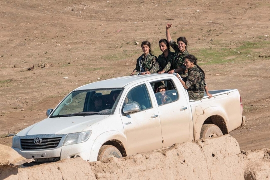 Senyum manis pejuang wanita Kurdi di tengah peperangan melawan ISIS