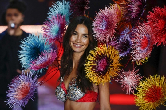 Pose hot para model seksi di Victoria Secret Fashion Show 2015